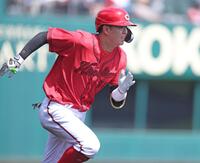 ４回、左飛に倒れる平川（撮影・中田匡峻）