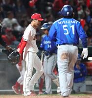 ７回、松尾に適時二塁打を浴びた森浦（左）＝撮影・北村雅宏