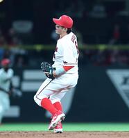 ５回、ＤｅＮＡ・佐野恵太の打球を広島・小園海斗は捕球しきれず＝マツダ（撮影・北村雅宏）