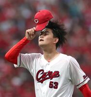 １回、先制点を許してベンチに戻る岡本（撮影・北村雅宏）