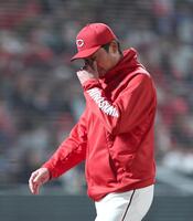 ６回途中、選手交代を告げベンチに戻る新井監督（撮影・北村雅宏）
