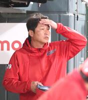 ７回、選手交代を告げ、ベンチ内に戻った新井監督（撮影・北村雅宏）