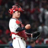 ９回、野手陣に指示を出す持丸（撮影・北村雅宏）