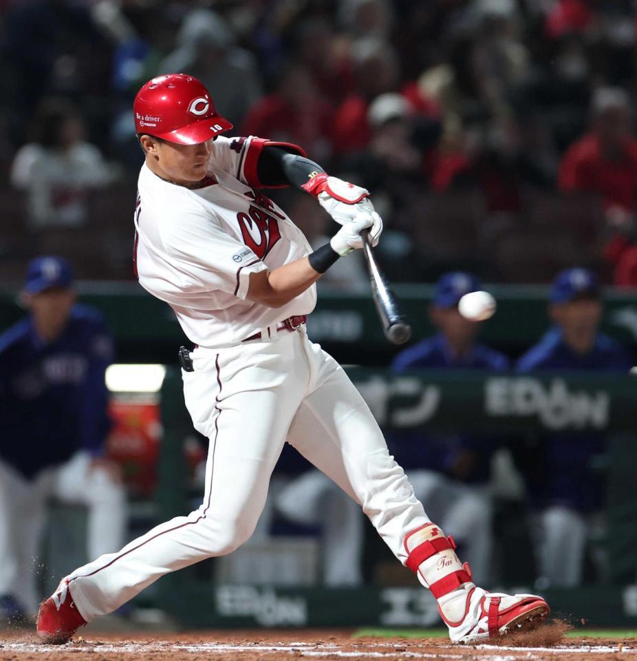 左前打を放つ佐々木（３月２７日）