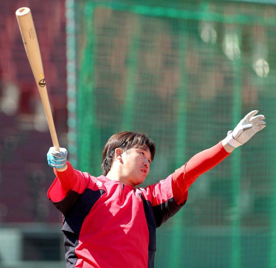 バットを振り込む小園