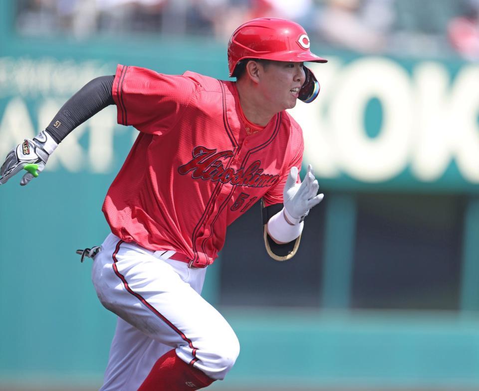 ４回、左飛に倒れる平川（撮影・中田匡峻）