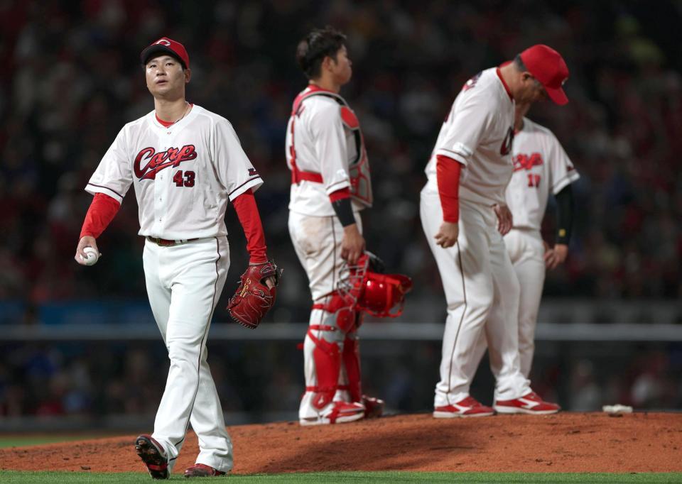 ６回途中、牧に勝ち越しとなる適時打を許し、マウンドを降りる島内（撮影・北村雅宏）