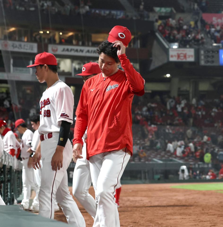 ファンへのあいさつを終え、引き揚げる島内（中央）＝撮影・北村雅宏