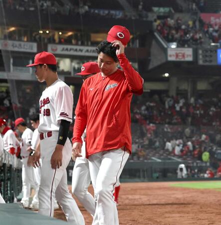 ファンへのあいさつを終え、引き揚げる島内（中央）＝撮影・北村雅宏