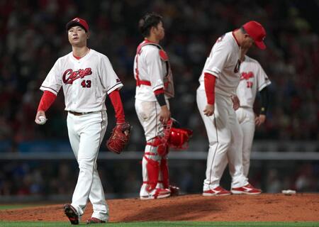 ６回途中、ＤｅＮＡ・牧秀悟に勝ち越しとなる適時打を許し、マウンドを降りる広島・島内颯太郎（左）＝マツダ（撮影・北村雅宏）