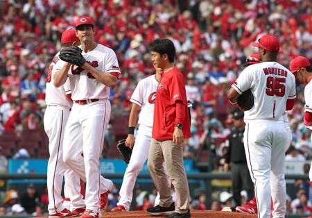 ７回、林に適時打を浴び、途中降板するターノック（左から２人目）＝撮影・北村雅宏