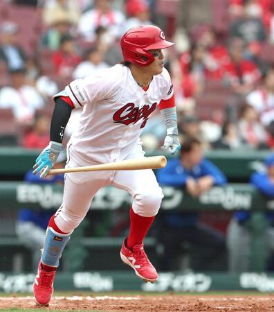 ８回、中前打を放つ小園（撮影・北村雅宏）