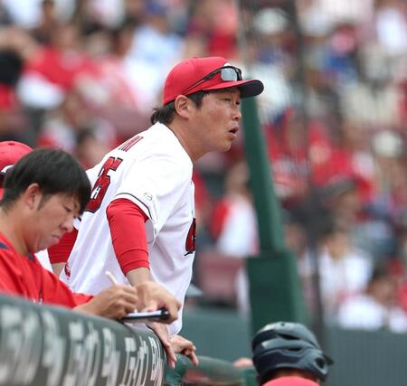 ７回の攻撃を終え、選手交代を告げにベンチを出る新井監督（撮影・北村雅宏）