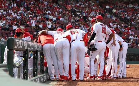 ５回攻撃前、円陣を組む広島ナイン（撮影・北村雅宏）