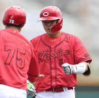 １回、左前打を放った平川（右）＝撮影・中田匡峻