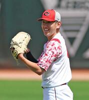 １軍に合流し、キャッチボールする遠藤（撮影・北村雅宏）