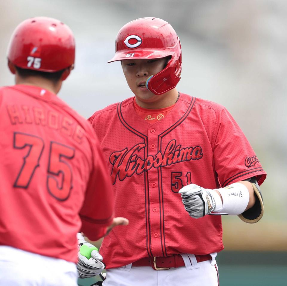 １回、左前打を放った平川（右）＝撮影・中田匡峻