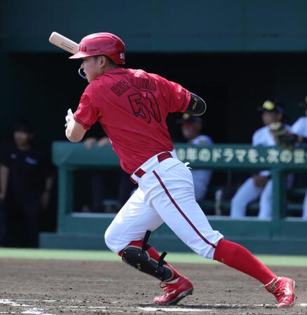 ２回、平川は右前打を放つ（撮影・坂部計介）