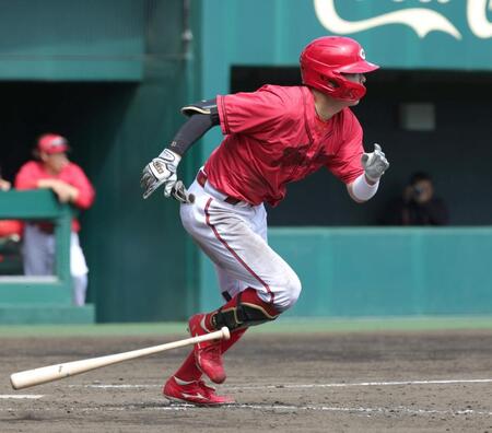 ３回、平川は中前打を放つ（撮影・坂部計介）