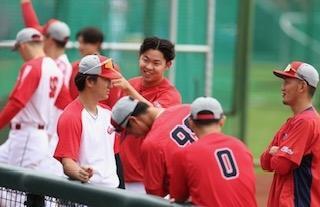 ナインと談笑する平川（中央）