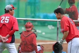 新井監督にあいさつする平川（右）