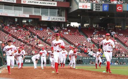 試合前、ウオーミングアップする平川（右端）＝撮影・北村雅宏