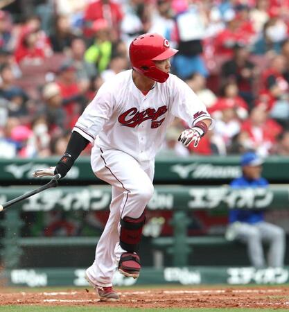 ７回、中前打を放つ持丸（撮影・北村雅宏）