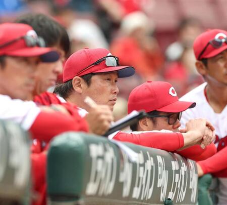 ８回、ベンチから戦況を見守る新井監督（中央）＝撮影・北村雅宏