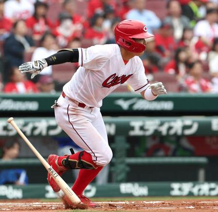 ６回、中前打を放つ平川（撮影・北村雅宏）