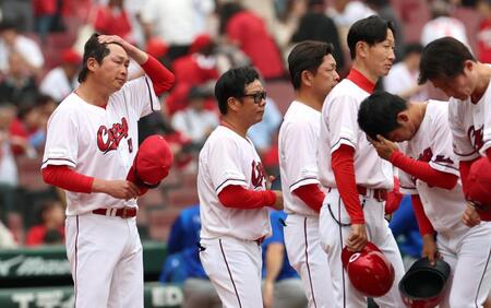 ＤｅＮＡに３タテを食らい、ファンへのあいさつを終えた新井監督（左端）＝撮影・北村雅宏