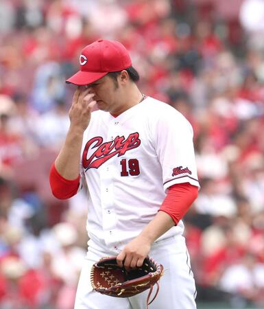 ６回、追加点を許してベンチに戻る床田（撮影・北村雅宏）