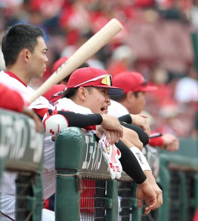 ８回攻撃中、ベンチで声を出す平川（中央）＝撮影・北村雅宏