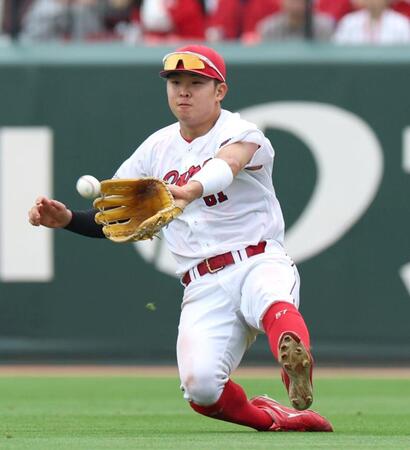 ７回、蛯名の打球をスライディングキャッチする平川（撮影・北村雅宏）