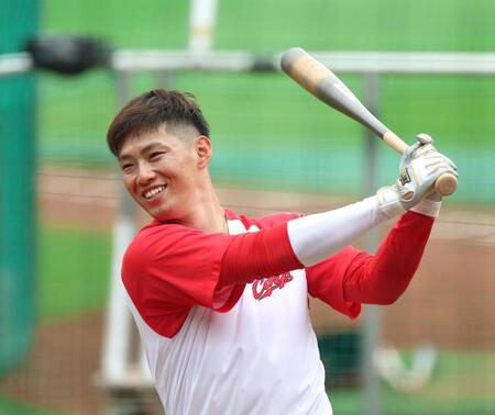 試合前、打撃練習する中村奨（撮影・北村雅宏）