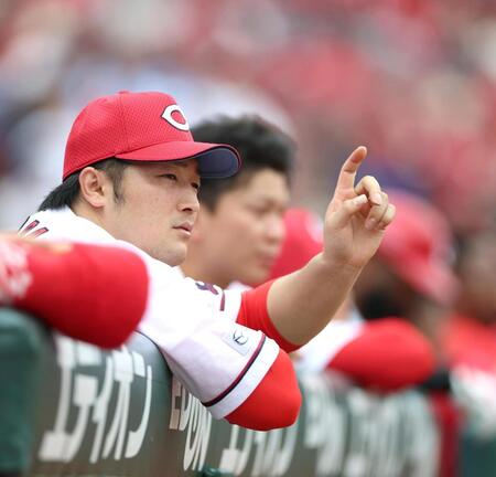 ９回の攻撃をベンチから見る床田（撮影・北村雅宏）