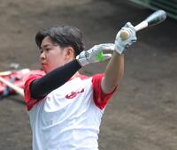 ティー打撃をする平川（撮影・坂部計介）