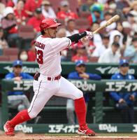 １回、中前打を放つ菊池（撮影・北村雅宏）