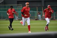 １軍に合流し、アップを行う平川