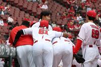 試合前の円陣で声を出す平川（奥中央）＝撮影・北村雅宏