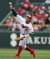 右翼手のポジションでシートノックに励む平川（撮影・北村雅宏）