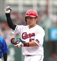 ７回、中前打を放ち、拳を握る持丸（撮影・北村雅宏）