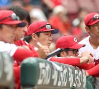 ８回、ベンチから戦況を見守る新井監督（中央）＝撮影・北村雅宏