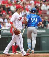 ３回、ヒュンメルに先制となる犠飛を浴びた床田（左）＝撮影・北村雅宏