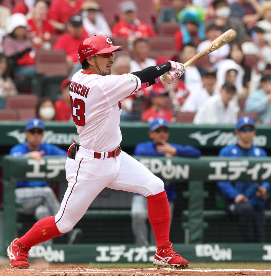 １回、中前打を放つ菊池（撮影・北村雅宏）