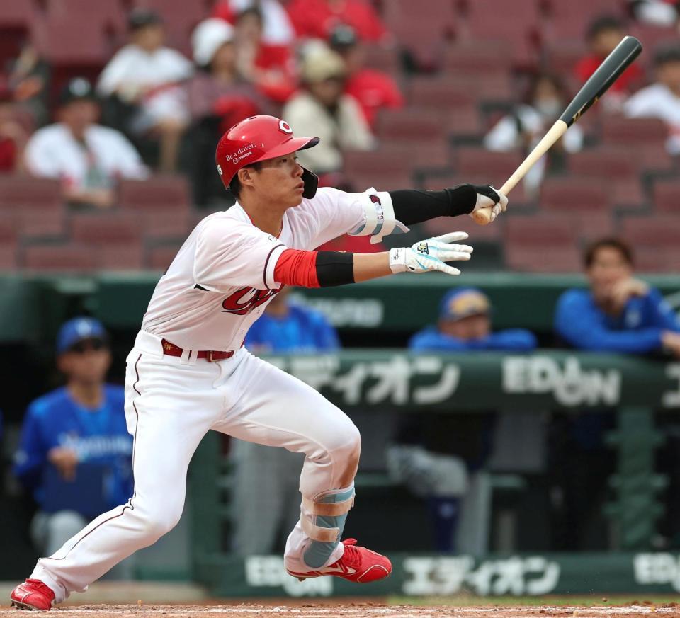 ９回、中前打を放つ二俣（撮影・北村雅宏）