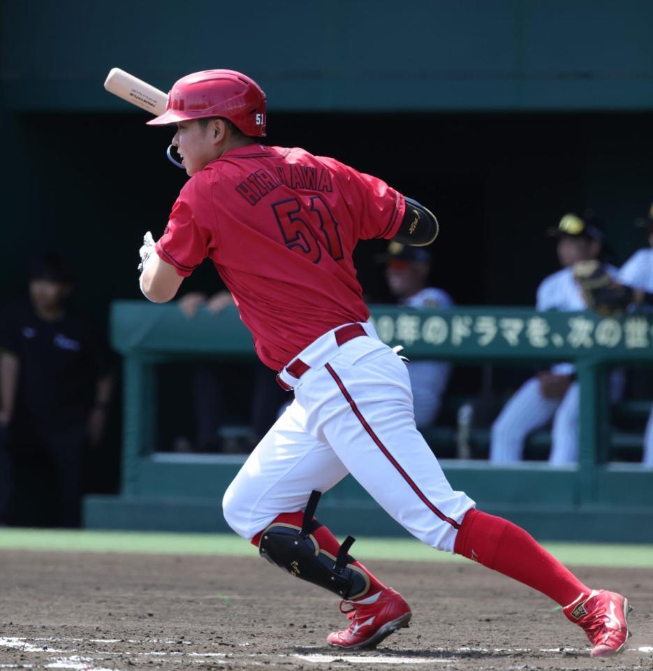 ２回、平川は右前打を放つ（撮影・坂部計介）