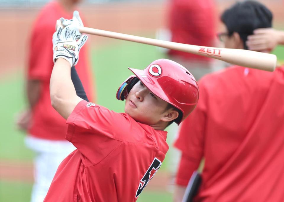 試合前、打撃練習する平川