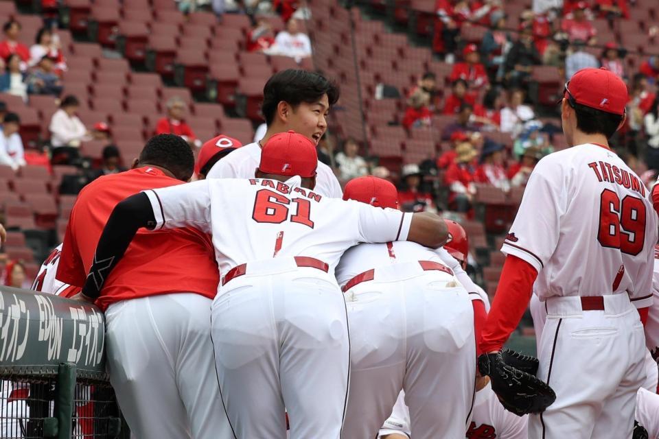 試合前の円陣で声を出す平川（奥中央）＝撮影・北村雅宏