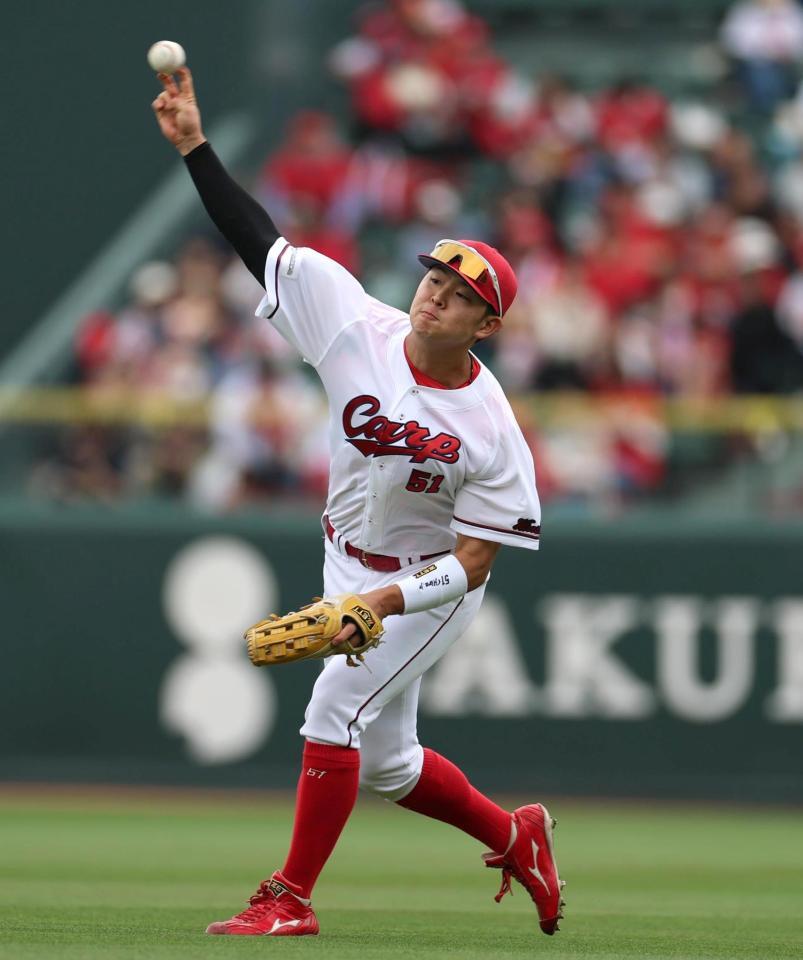 右翼手のポジションでシートノックに励む平川（撮影・北村雅宏）