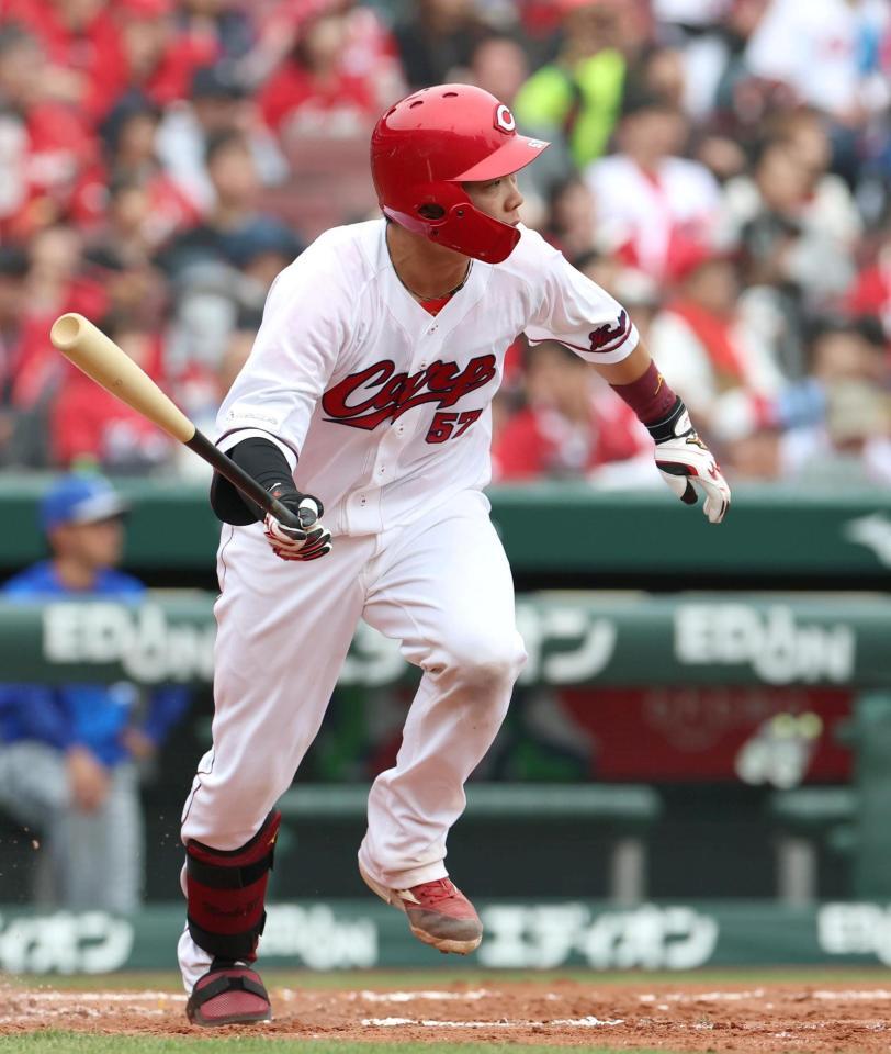 ７回、中前打を放つ持丸（撮影・北村雅宏）